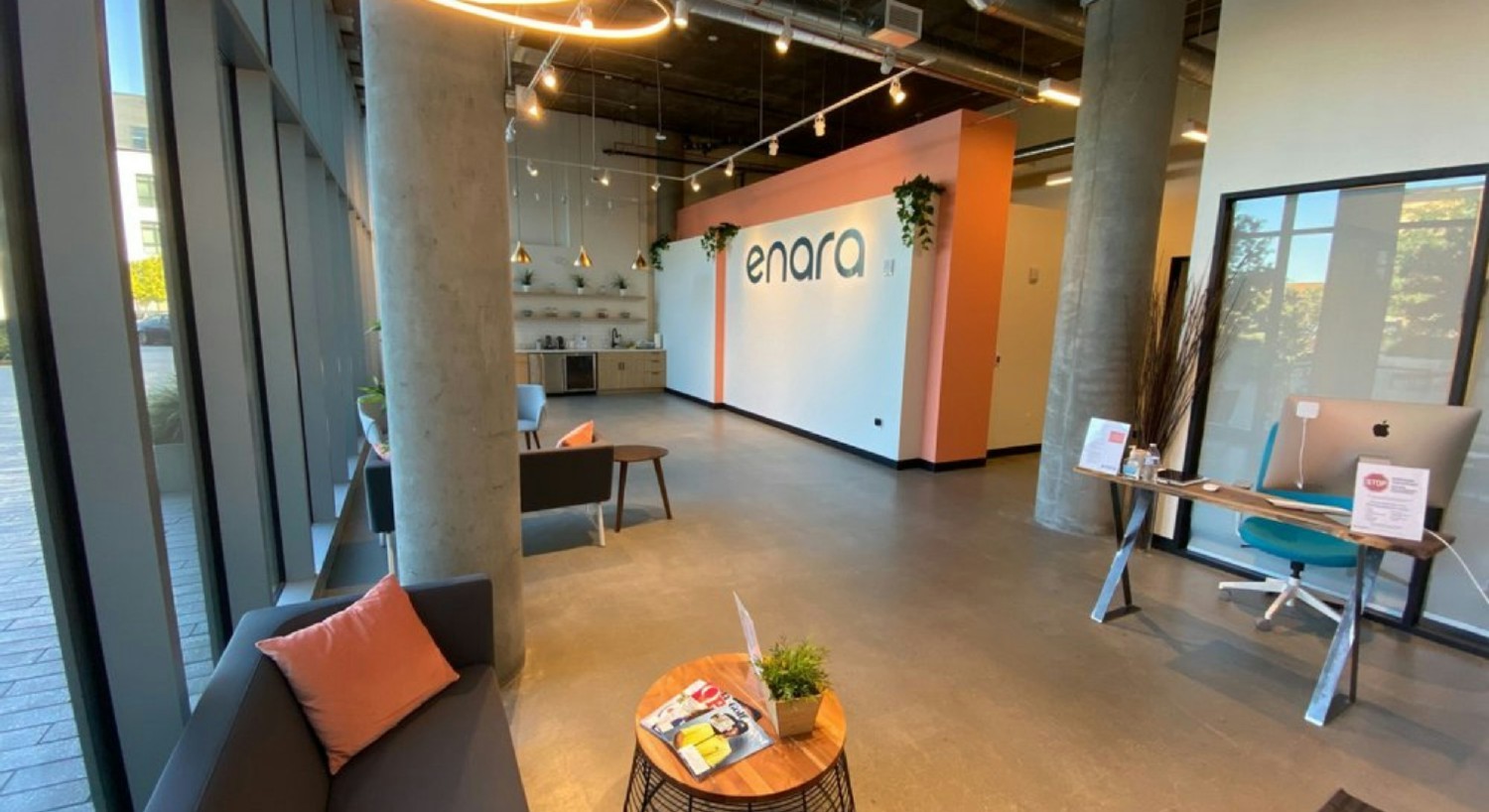 Enara offers visitors a spacious lobby with plenty of light and a kitchen.