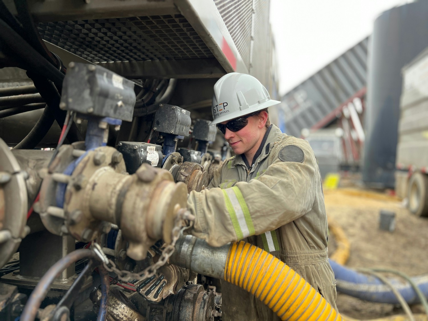 Professional connecting hoses to the blender.  The water supply to the blender for mixing with sand and chemistry.