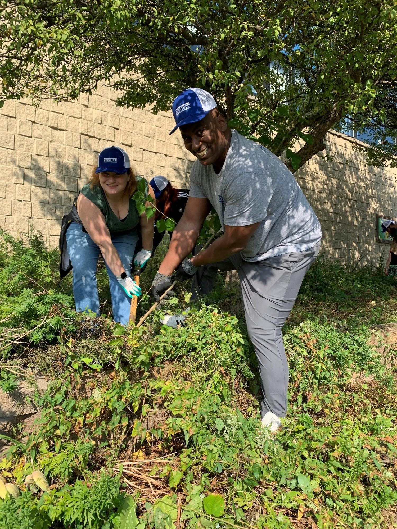 Condat employees helping the planet with their participation on World Clean Up Day.