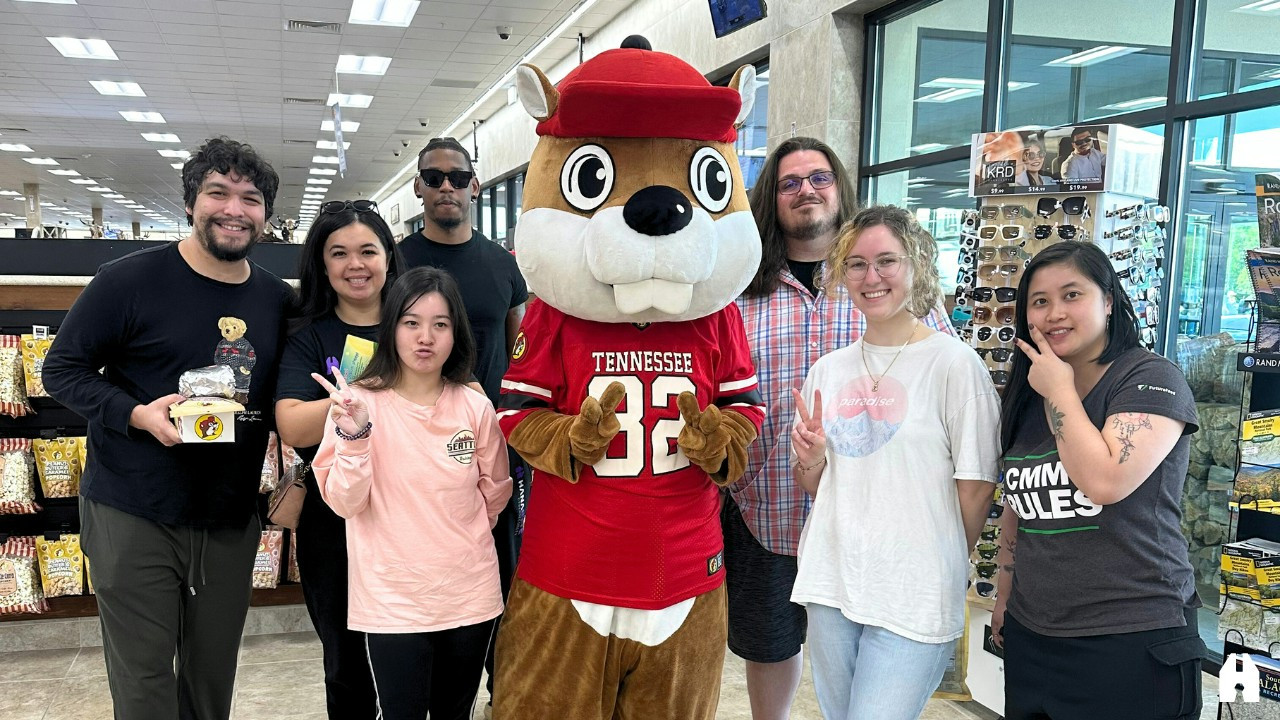 Our native Texan 'Ohana introduced us to the famous Buc-ee! 
Legends say that teams who snack together, stay together...