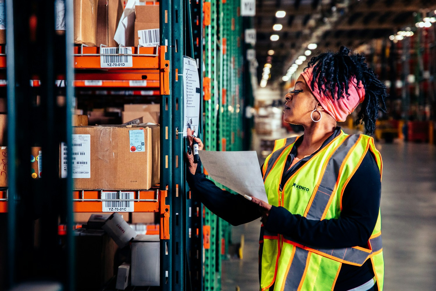 Frontline leadership uses real-time KPIs to guide daily decisions on the warehouse floor.