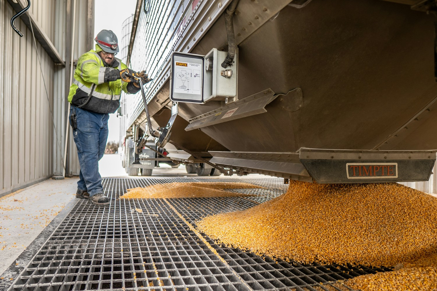 The Landus business core lies in staff who have earned the trust of handling our farmer’s hard-earned crop.  