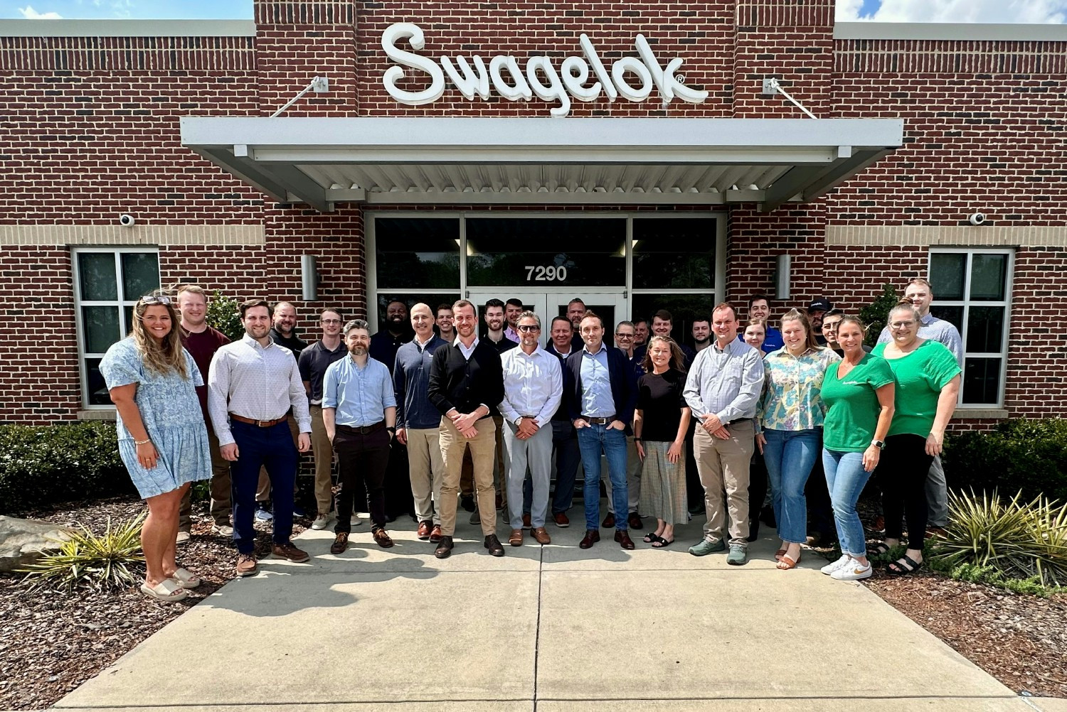 Group picture with visitors from another Swagelok Sales & Service Center