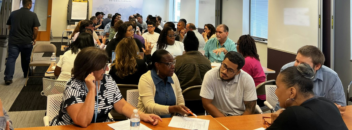 Together we shape the future—leaders and employees united in brainstorming and problem-solving.