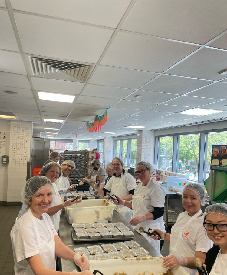 VantageScorers from the NYC office volunteering at a soup kitchen